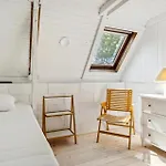 2 Bedroom Beautiful In Casa de Férias *