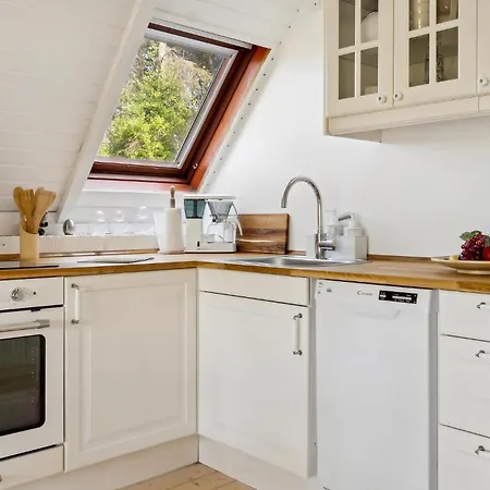 2 Bedroom Stunning In Prázdninový dům Gedser